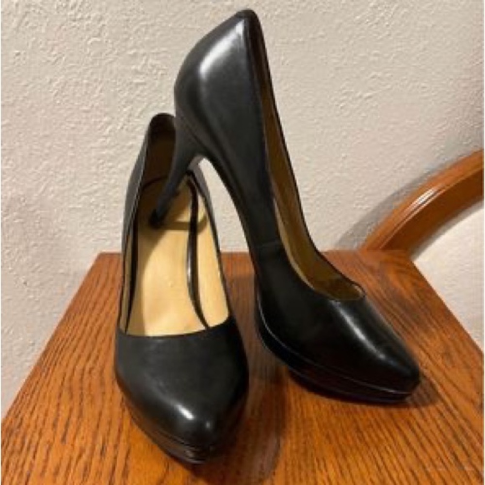 Nine West Black Leather Platform Pumps size 8.5